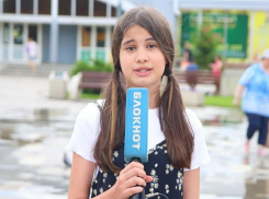 Лето юные волжане проводят в парках Волжского и мечтают о море