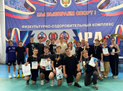 Спортивный дух предновогоднего турнира: волейболисты школ Волжского сразились за призы «Штаба реальных дел»