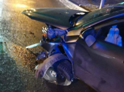 От капота ничего не осталось: лобовое столкновение в Волжском попало на видео