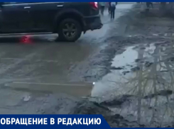 Дети вперемешку с автомобилями: волжанка пожаловалась на дорогу, ведущую к школе