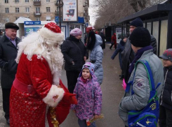 Волгоградцев с наступающими праздниками поздравил советский Дед Мороз