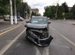 Две иномарки превратились в металлолом: страшное ДТП в Волгограде попало на видео