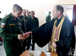В Волжском состоялся выпуск воинов-срочников: солдат благословил священнослужитель