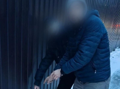 В Волжском задержаны двое взрослых ранее судимых мужчин с крупной партией наркотика