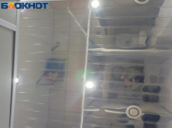 Дизайнерское решение или помощь в подглядывании? Туалет со стеклянным потолком в ТЦ удивил волжан