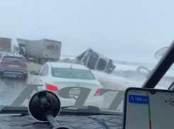 Волжанин снял на видео жуткую аварию с участием фур на московской трассе
