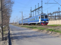 Электрички волжский волгоград 1. Электричка Волжский Волгоград. Станция Южная Волгоград. Волжский Астрахань электричка. Станция Волжская.