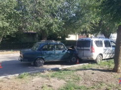 Водитель госпитализирован: в Волжском «пятерка» въехала в «Ладу Ларгус»