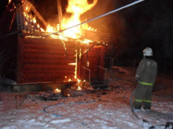 Объятую пламенем баню ночью спасали пожарные в Среднеахтубинском районе