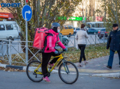 Свалил с велосипеда и угрожал ножом: в Волжском мужчина пытался ограбить курьера