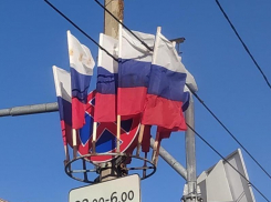 В Волжском патриотично завесили дорожный знак флагами России