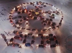 134 машины, словно символ региона, собралось на автомобильном флешмобе Волжском