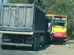 В Волжском грузовик протаранил трамвай №3