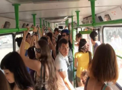 Водитель автобуса «Volgabus» «уронил» двух пассажирок в Волжском