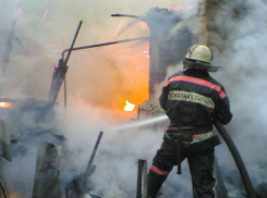 В Волжском пироманы сожгли заброшенное здание
