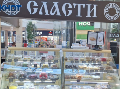Кража или случайность? В Волжском разыскиваю женщину, которая набрала тортов на 4 тысячи и не заплатила 