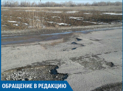 На трассе в Среднюю Ахтубу вместе со снегом тает асфальт, - автоледи