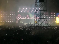 Сломанная нога, алкоголь и отсутствие масок: как прошел единственный концерт 2021 «Руки вверх!» в Волгограде