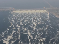 Эпичное видео сброса воды на Волжской ГЭС взорвало Интернет