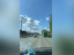 «Электроэнергию девать некуда»: волжанин снял на видео горящие днем фонари