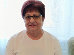 Смирнову Александру Васильевну поздравляет с 75-летием семья!