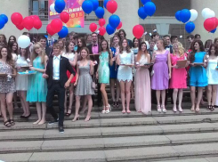 Медалистов Волжского поздравил весь город за их заслуги в учёбе