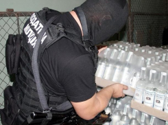 Семейных бизнесменов, которые торговали паленой водкой в Волжском, отправили за решетку