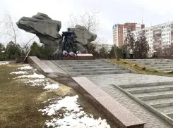 Сквер у памятника воинам-интернационалистам привели в порядок в Волжском