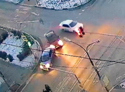 Подвинул на повороте: авария на перекрестке попала на видео