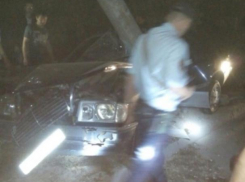 В Волжском Мерседес снес фонарный столб 