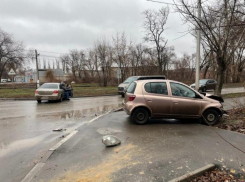 Водитель иномарки устроил ДТП в Волжском: пострадала автоледи