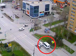 Маршрутка с пассажирами протаранила легковушку в Волжском: видео 