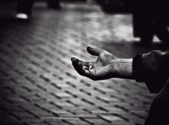 Просящий милостыню у торгового центра в Волгограде мужчина скончался на глазах у прохожих