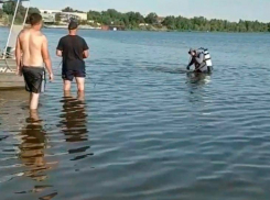 Псевдоутопленник сидел дома, пока его пьяные друзья вызывали спасателей