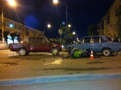 Тройное ДТП в Волжском: мотоциклист госпитализирован с переломами конечностей