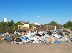 Улица поселка в Волжском превращается в свалку