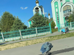 В Волжском мужчина потерял сознание напротив храма