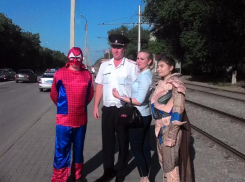 В Волжском сотрудники полиции вместе с супергероями  борются с нарушителями на дороге