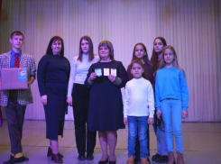 Многодетной матери из Волжского вручили почетный знак «Материнская слава»