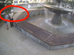 Залезли в фонтан и настраивали струи: в Волжском на видео сняли ломающих фонтан мужчин