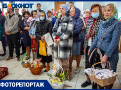 Крашеные яйца, куличи и служба: фоторепортаж из храма в Волжском