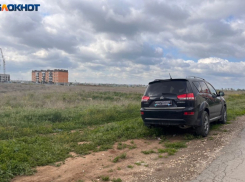«Как будут парковки - будут номера»: волжанин устроил протест, припарковав машину на зеленой зоне