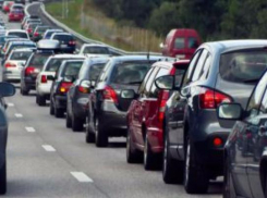 Проезд из Волжского в Волгоград по среднеахтубинской трассе затруднен - образовалась многокилометровая пробка