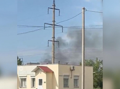 Сухая трава загорелась на Пушкина в Волжском: видео