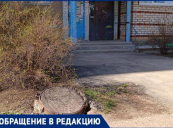 В опасный капкан превратился провалившийся люк у подъезда дома в Волжском