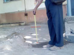 Жители 32 микрорайона напугали волжан обвалившейся дорогой и побитым асфальтом во дворе