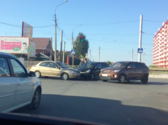 Автовладельцы замерли в пробке из-за столкновения машин в Волжском