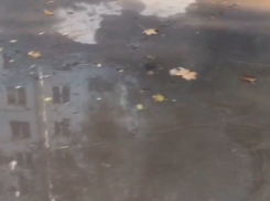 В Волжском прорвало колодец: видео