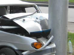 Ночью в Волжском ВАЗ въехал в столб и опрокинулся