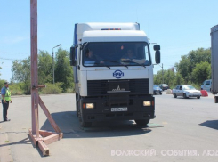 На въезде в Волжский начали взвешивать большегрузы
